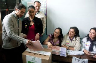 Colombianos eligen alcaldes y gobernadores tras violenta campaña