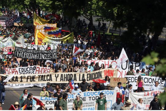 La marcha multitudinaria en Santiago acaba con más de 300 detenidos