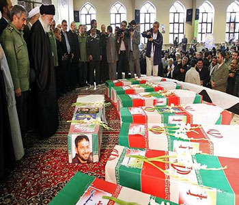 Khaminei participa en el funeral de los mártires de los guardianes de la revolución islámica