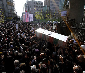 El funeral de los dos martirio Rochen y su guardia en Teherán