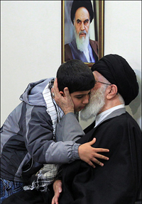 Khaminei recibe la familia de Reda Kachkaii el ayudante de de Mustapha Rochan