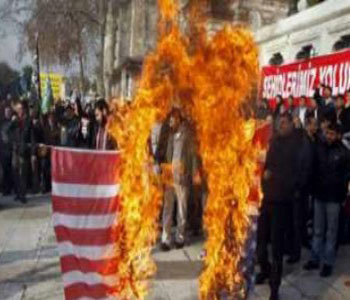 Quemar la bandera americana en Turquía