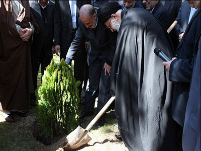 Khaminei plantó dos árboles en la semana de los recursos naturales y de forestación