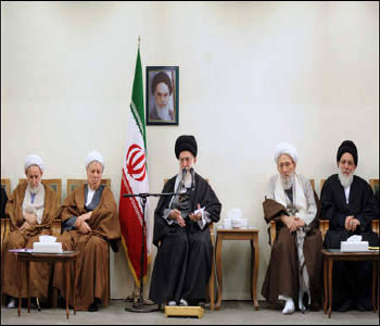 Khaminei recibiendo los miembros del Consejo de Expertos del Liderazgo Iraní