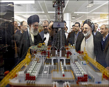 Imam Khaminei visitó el centro de las pesquisas industrial petrolero en Irán