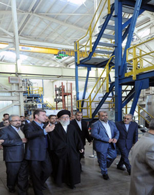 Imam Khaminei visitó el centro de las pesquisas industrial petrolero en Irán