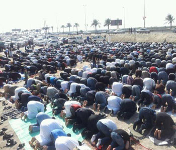 Multitudes bahreiníes rezan en las mezquitas destruidas por el régimen