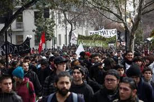 Los estudiantes chilenos vuelven a enfrentarse con la policía en Santiago