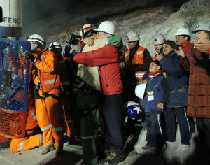 Rescatan vivos a los nueve mineros atrapados en un socavón en Perú