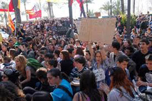 Estudiantes se manifiestan contra los recortes en educación en España