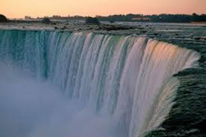 Sobrevive tras tirarse a las Cataratas del Niágara