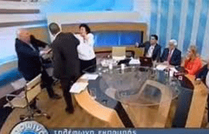 Un diputado griego agrede a dos diputadas en directo en televisión