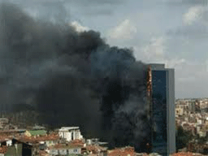 Un incendio en un edificio de 42 pisos en Estambul