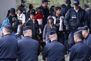 Policía francesa desmantela campamento gitano
