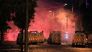 Decenas de policías heridos en un fogonazo de violencia sectaria en Belfast