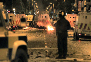 Decenas de policías heridos en un fogonazo de violencia sectaria en Belfast