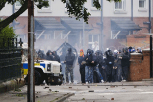 Decenas de policías heridos en un fogonazo de violencia sectaria en Belfast