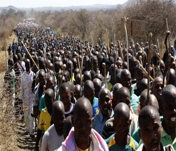 Se extienden las protestas de mineros en Sudáfrica