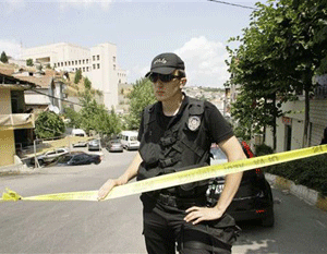 Un muerto y 8 heridos en un atentado suicida contra una comisaría de Estambul