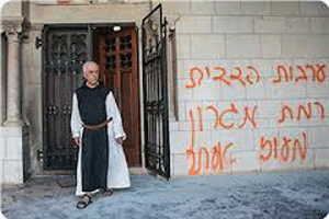 Colonos sionistas asaltan una iglesia en el centro de la ciudad vieja “Al-Quds”