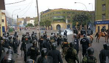 “Batalla campal” entre comerciantes y policías en Lima