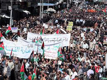 Miles de manifestantes en Amman reclaman la salida del rey