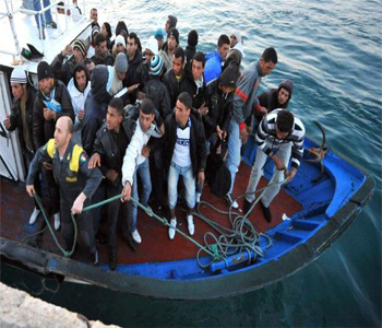 Policía italiana intercepta barco con 171 inmigrantes ilegales