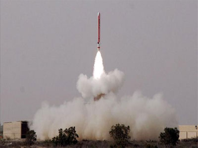 Pakistán prueba un misil de mediano alcance con capacidad nuclear