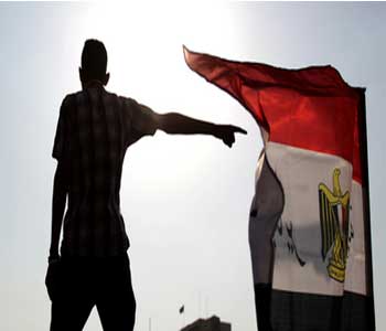 egipto+revolucion+bandera Líder opositor egipcio: El cambio no se ha producido