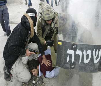 israelies+lacrimogio+palestina Policía israelí ataca los palestinos en Cisjordania