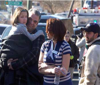 tiroteo+familias+newtown+escuela Tiroteo en una escuela de Connecticut deja 27 muertos
