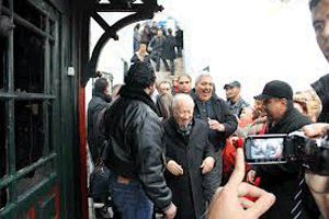 Beji-caid-sebsi-delante-del-santuario-de-sidi-bousaid Incendio en el santuario de Sidi Bousaid el Beji