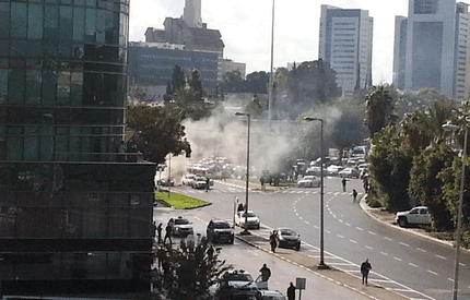 Explosión de un coche cerca del Ministerio de Guerra israelí