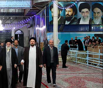 lider+imam+jamenei+rinde+homenaje+jomeini El Ayatolá Jamenei rinde homenaje al Imam Jomeini