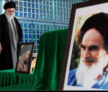 lider+imam+jamenei+rinde+homenaje+jomeini3 El Ayatolá Jamenei rinde homenaje al Imam Jomeini