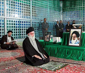 lider+imam+jamenei+rinde+homenaje+jomeini4 El Ayatolá Jamenei rinde homenaje al Imam Jomeini