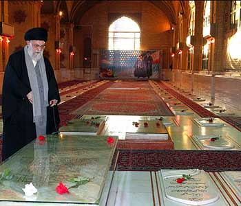 lider+imam+jamenei+rinde+homenaje+jomeini5 El Ayatolá Jamenei rinde homenaje al Imam Jomeini