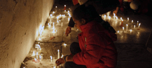 vigilia-de-velas-en-el-mausoleo-de-sidi-bousaid-despues-del-incendio Incendio en el santuario de Sidi Bousaid el Beji