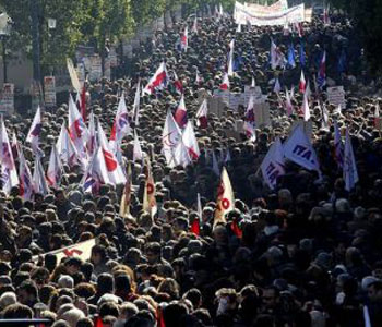 huelga+protesta+griegos+parlamento+austeridad2 Griegos marchan al Parlamento en medio de huelga contra austeridad