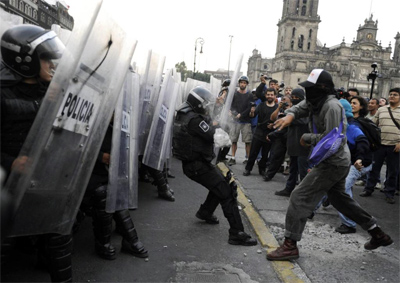 Detienen en México a 22 personas por agredir a funcionarios