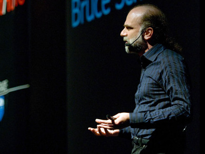 Bruce Schneier Experto en seguridad: El espionaje de la NSA nos hace más vulnerables
