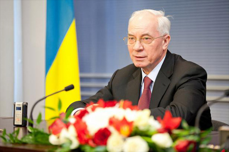 Premier ucraniano, Azarov dimite de su cargo