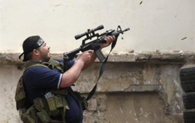 un miliciano en tripoli dispara contra yabal mohsen