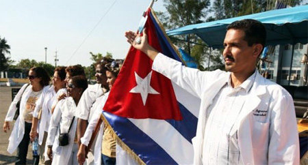 Cuba enviará más de 400 médicos a África para ayudar a combatir el Ébola
