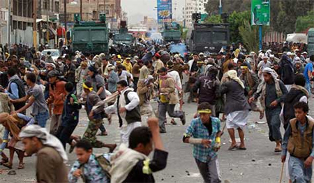 carga policial contra manifestantes en yemen