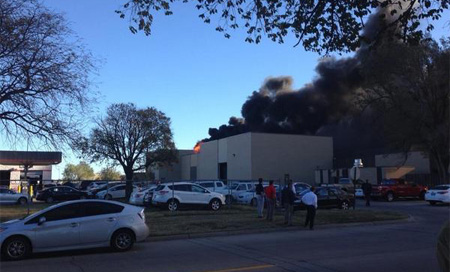 accidente aereo en kansas, eeuu Un avión se choca contra un edificio en Kansas, EEUU