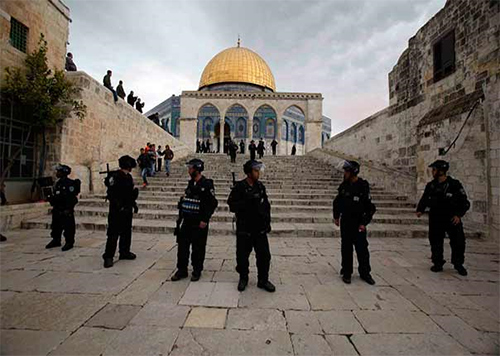 Choques entre palestinos y fuerzas de ocupación en la entrada de Al-Aqsa