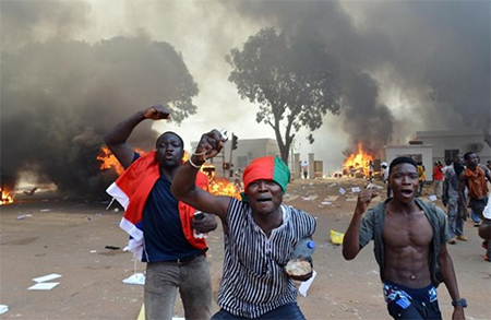 manifestantes piden la dimision del presidente El presidente de Burkina Faso dimite y el jefe del Ejército asume el poder