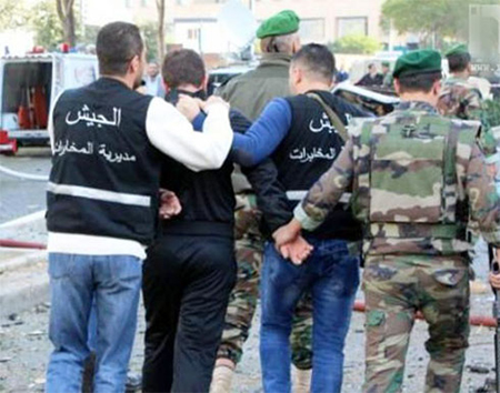 efectivos del ejercito detienen a un sospechoso