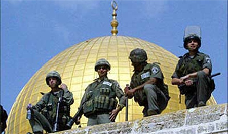 soldados israelies en la mezquita de al aqsa La entidad sionista quiere judaizar la parte oriental de Al-Quds
